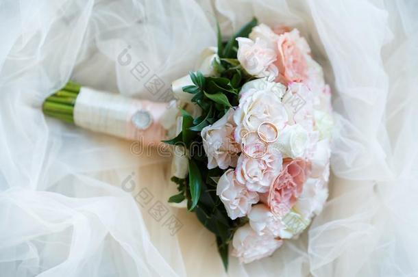 婚礼金色的戒指和彩色粉笔粉红色的玫瑰