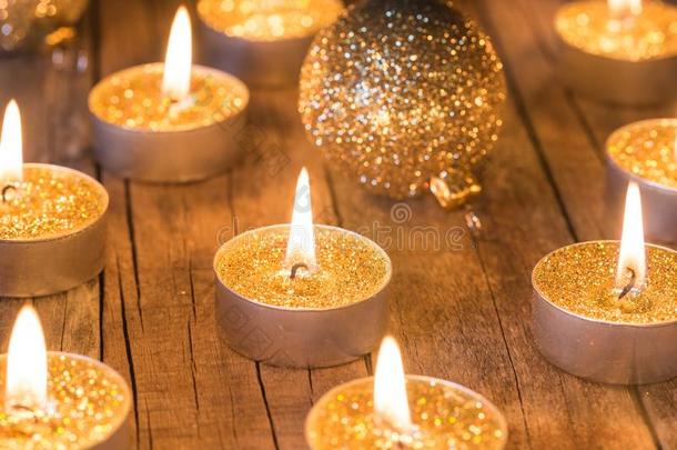 节日的优美的<strong>圣诞</strong>节装饰和金色的蜡烛和balancing平衡