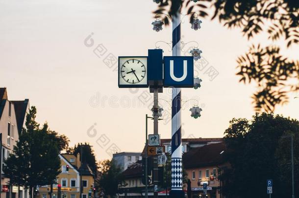 慕尼黑英语字母表的第21个字母-人名车站符号和时髦的钟
