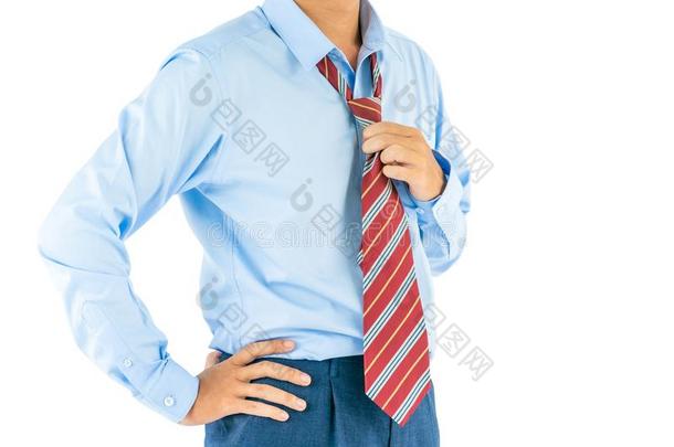 男人穿着长的套筒衬衫起立和两手叉腰的工作室射手弧点元