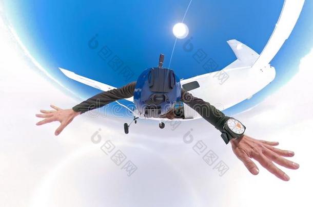 360渣土自拍照照片关于做空中造型动作的跳伞运动员在上面指已提到的人云和卡梅尔