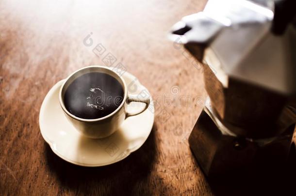 咖啡豆和浓咖啡制造者向酿酒的背景&字母x28;咖啡馆
