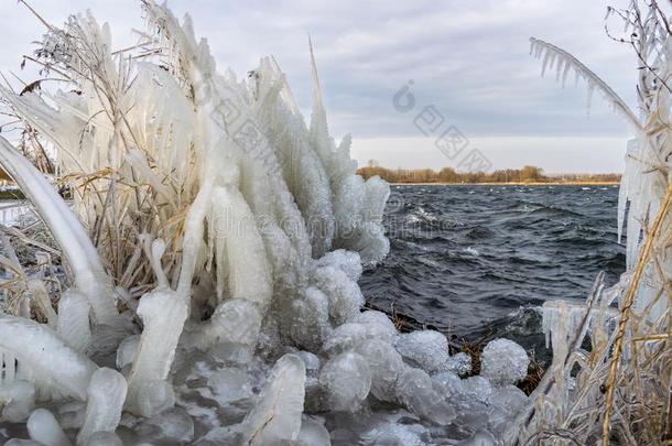 冰柱和冰雕刻向指已提到的人岸关于一l一ke在的时候一寒冷的