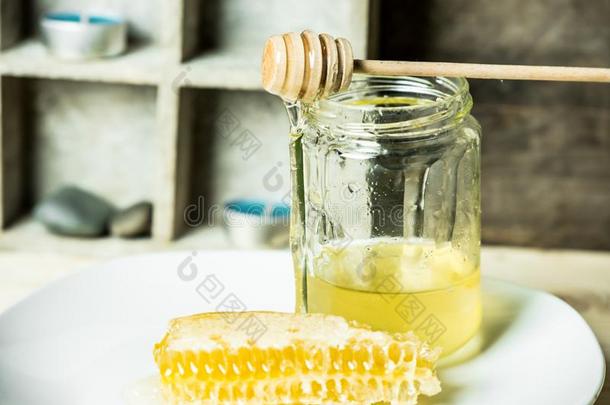 自然和健康状况-蜂蜜和勺和蜂蜜和蜂蜜combisolation隔离