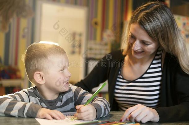 漂亮的小的男孩绘画在幼儿园.Cre在ive小孩在播放列表