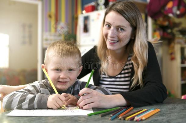 漂亮的小的男孩绘画在幼儿园.Cre在ive小孩在playsch