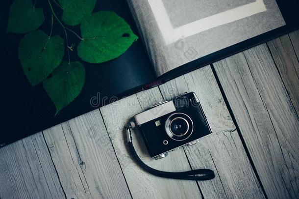 酿酒的照相机,一老的照片相册向指已提到的人白色的木制的表