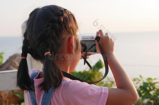 亚洲人女孩佃户租种的土地照相机迷人的一照片和tr一vell采用g采用n一
