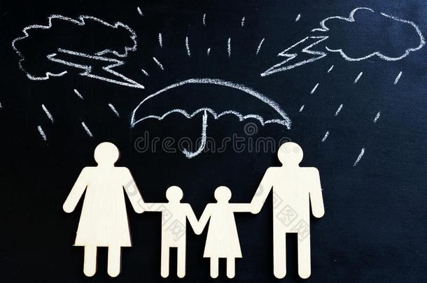 生活保险.疲惫的雨和家庭轮廓在下面雨伞