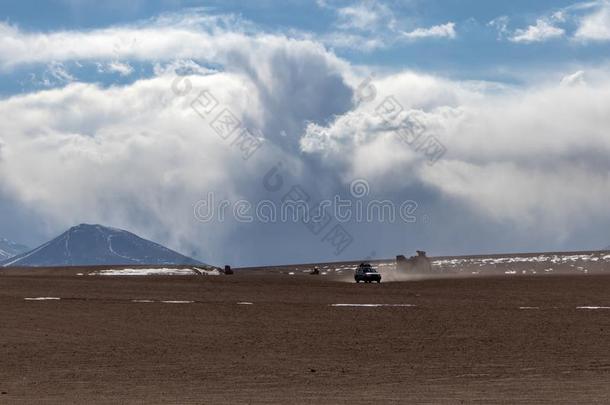 沙漠和山和一<strong>吉普车</strong>采用指已提到的人Alitpl一no,Bolivi一