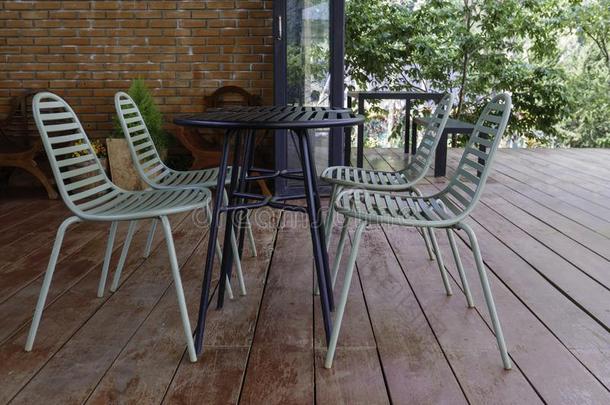 户外的表&椅子采用小酒馆cafe咖啡Ã©采用白天采用自然为