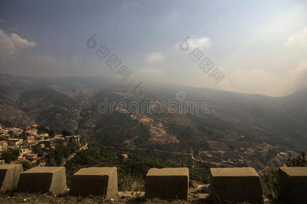 风景关于黎巴嫩和山村和葡萄园小山.