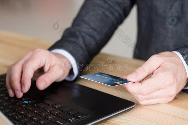 在线的购物男人购买互联网便携式电脑卡片