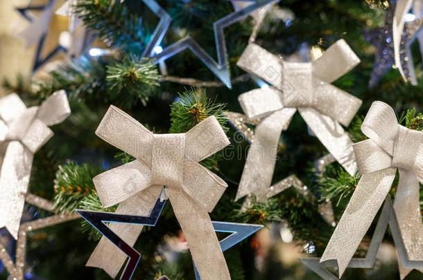 <strong>圣诞</strong>节树和发光的弓.观念新的年庆祝用绳子拖的平底渡船