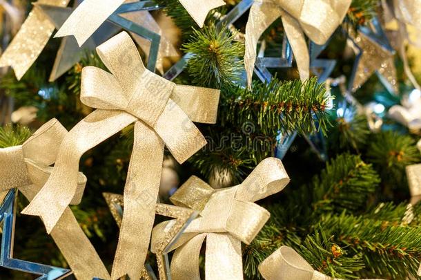 圣诞节树和发光的弓.观念新的年庆祝用绳子拖的平底渡船