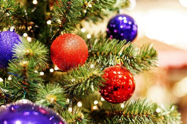 圣诞节树和红色的玩具.观念新的年庆祝后面
