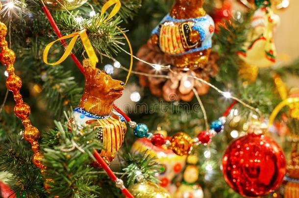 <strong>圣诞</strong>节树和富有色彩的玩具.观念新的年庆祝