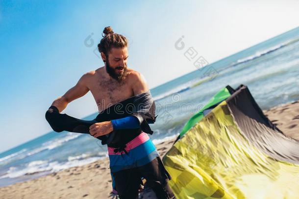 男人风筝手准备的设备为风筝冲浪