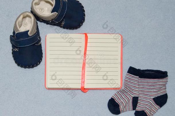 表顶看法装饰婴儿鞋子衣服笔记簿和玩具.