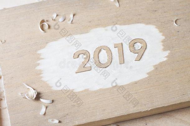 有雕刻的木制的数字<strong>2019</strong>关于指已提到的人新的年向老的木制的表