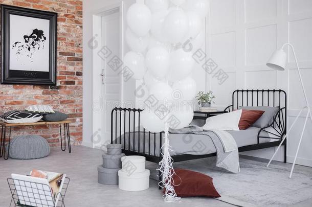 卧室内部和灰色的寝具,束关于白色的气球和