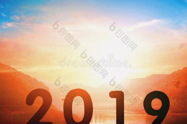2019新的年观念:2019在日落背景