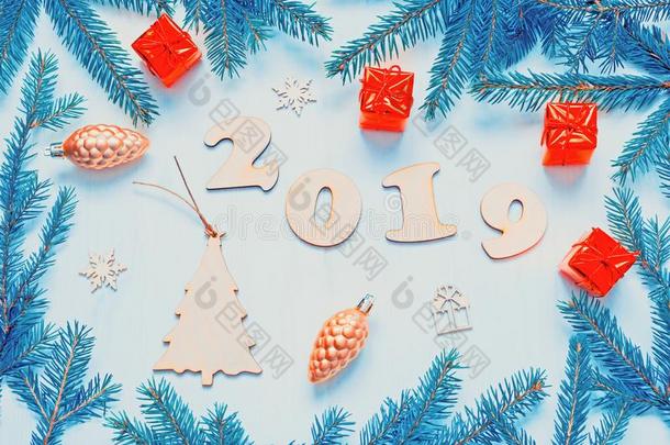 新的年2019背景-2019轮廓,圣诞节玩具,绿色的英语字母表的第6个字母