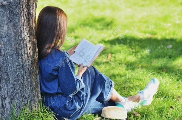 美丽的,幸福的年幼的女孩学生阅读一书一次向Greece希腊