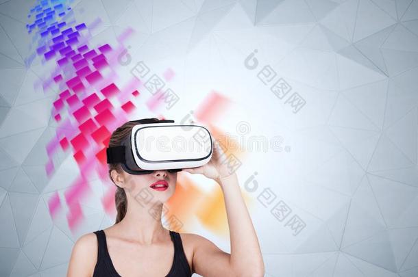 女人采用VirtualReality虚拟现实眼镜,流关于资料,白色的