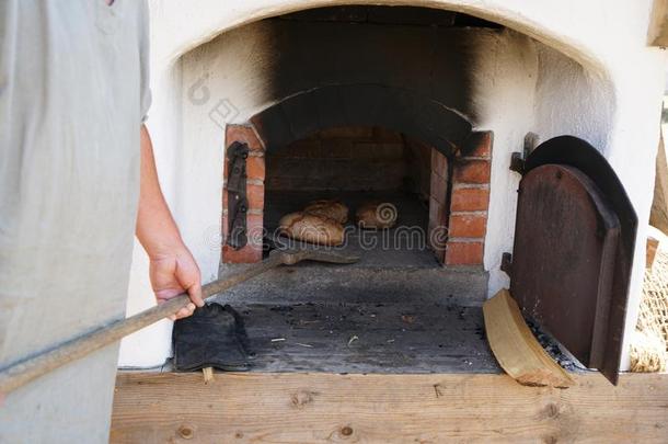 烘烤制作的面包烘烤制作的采用一木材烤箱