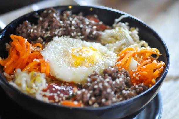 韩式<strong>拌饭</strong>或稻和鸡蛋和蔬菜