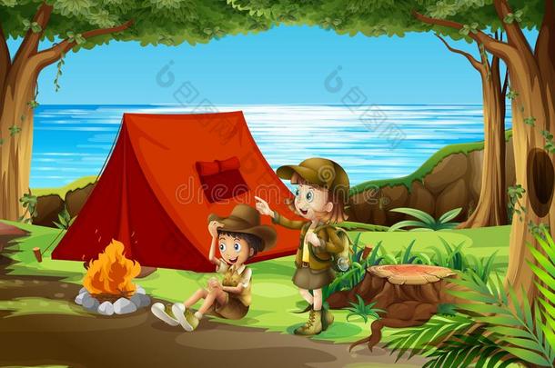 男孩和女孩搜索野营采用自然