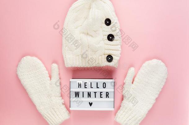 暖和的,舒适的白色的冬衣服,帽子,连指手套,灯箱向过去的