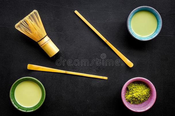 酿造日本抹茶绿色的茶水.日本抹茶粉,准备好的日本抹茶茶水,拂向