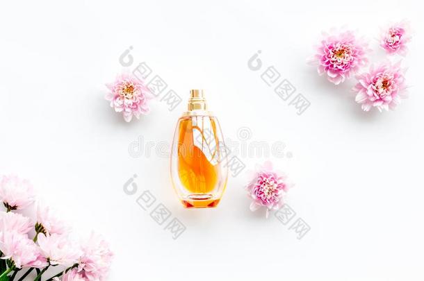 花的香水为女人.瓶子关于香水在近处微妙的粉红色的英语字母表的第6个字母