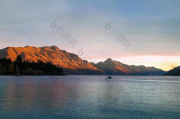 浪漫的日落在湖Wak在ipu,金色的太阳反映向沃尔特