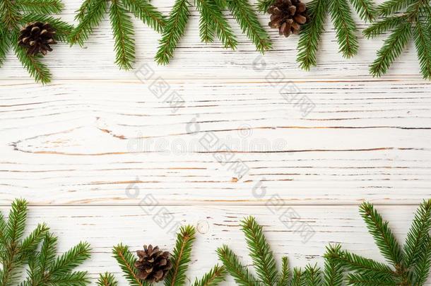 圣诞节木制的背景和冷杉树枝和松树圆锥细胞