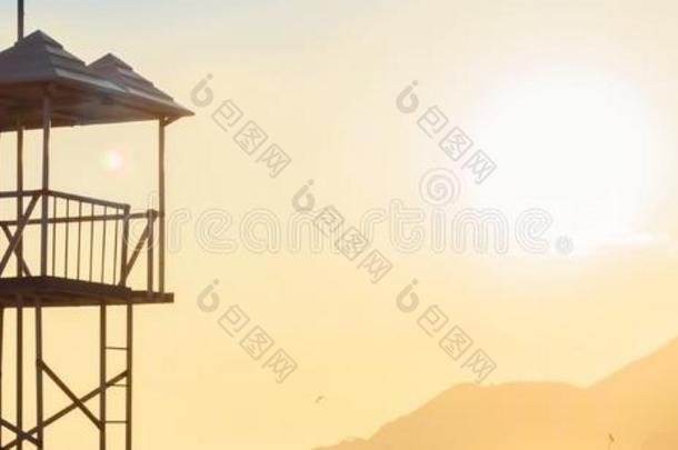 营救救生员塔在旁边海洋沙的海滩在日落采用前夕