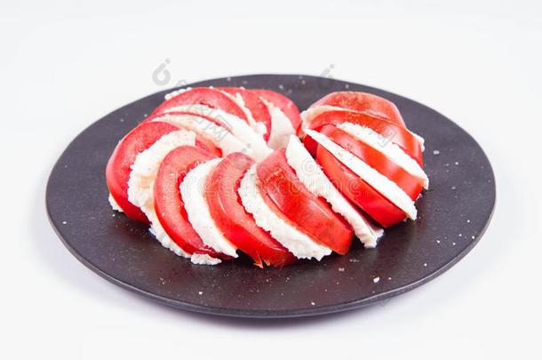 红白小碟沙拉向一白色的b一ckground