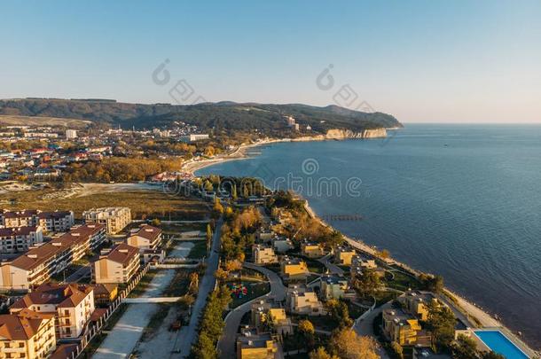 海海岸和建筑物向岸关于海滩,空气的全景的竞争