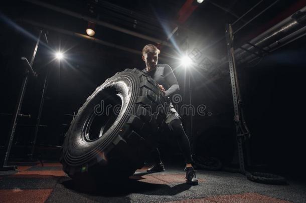 肌肉的健康男人讨厌<strong>至极</strong>的使疲惫轮子.