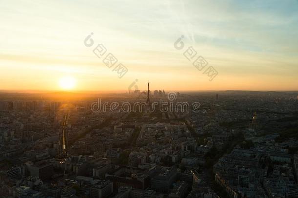 空气的看法关于巴黎地平线和Eiffel语言语言塔在日落.Eiffel语言语言