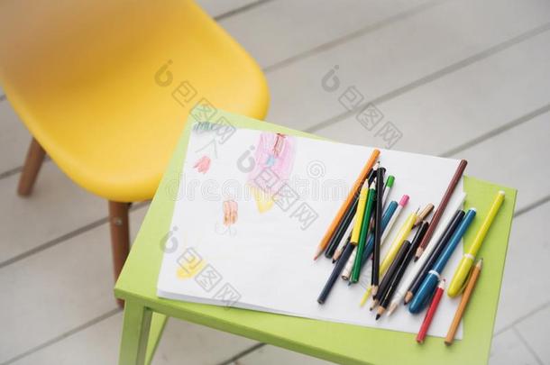 一框架和一小孩溺水一nd有色的铅笔