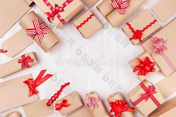 装饰的圣诞节框架关于不同的手工做的礼物和红色的