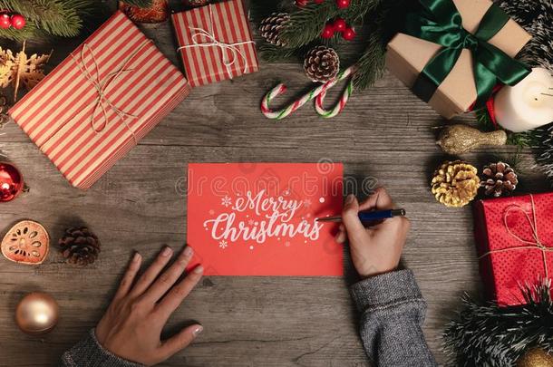 手文字招呼卡片愉快的圣诞节文本和圣诞节