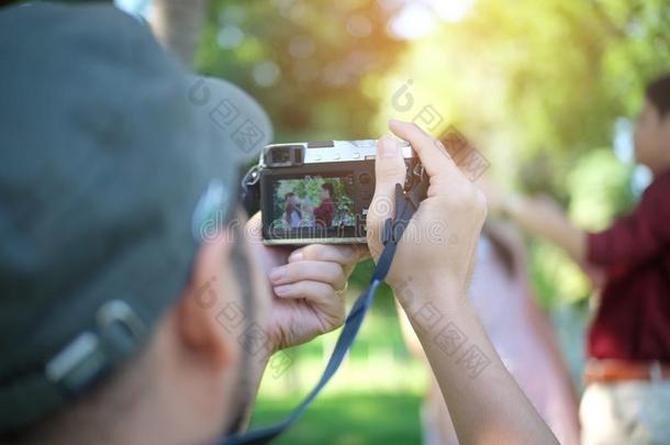 变模糊,关在上面,男人手摄影师和照相机迷人的photographer摄影师