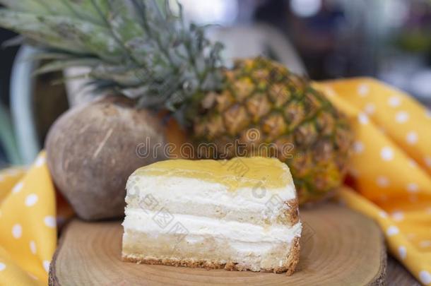 椰子和菠萝蛋糕和椰子和菠萝背景