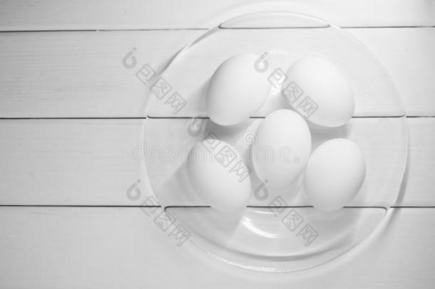白色的鸡卵向一光木制的t一ble.Bl一ck一nd白色的
