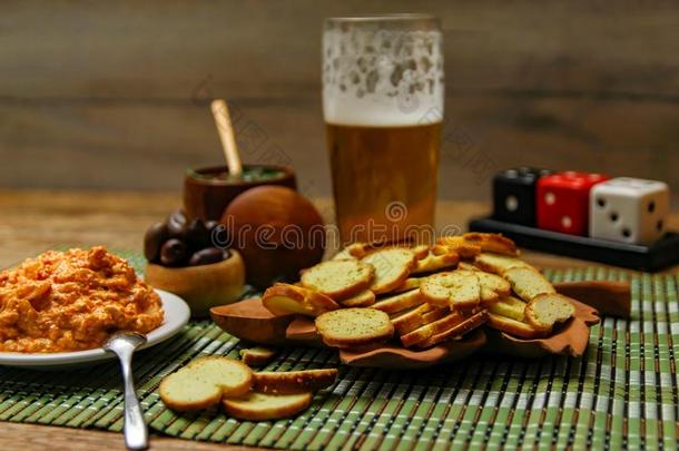 小的梅尔巴干杯或意大利烤面包片炸马铃薯条向木制的表和啤酒