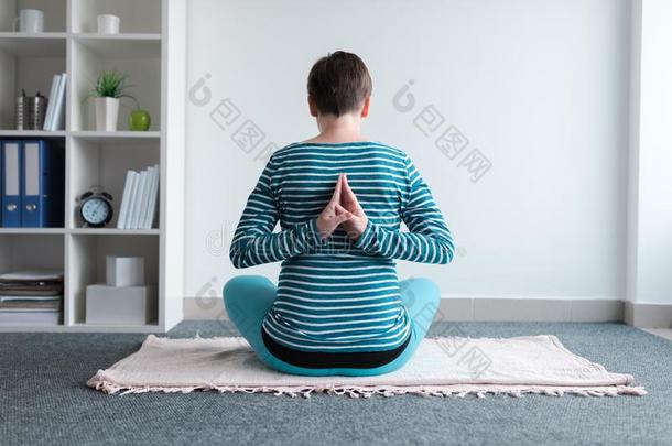 怀孕的女人开业的瑜伽练习在家